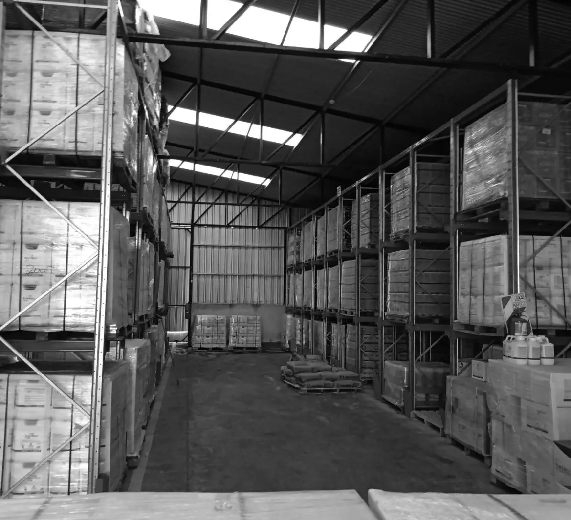 Interior del depósito de fitosanitarios con estanterías y pallets